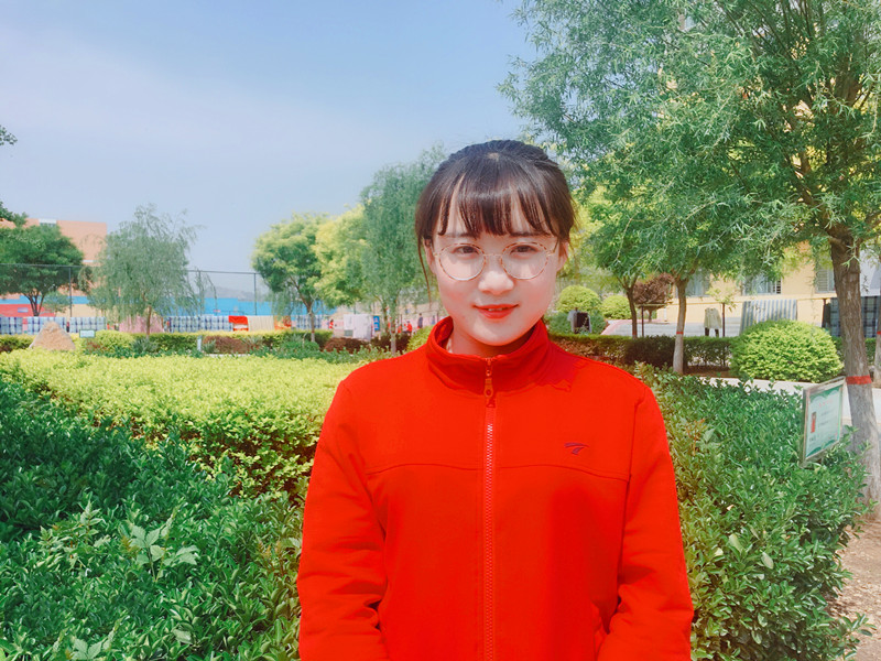 尹麗（語(yǔ)文），大學(xué)專(zhuān)科學(xué)歷，熱愛(ài)教育，擔(dān)任班主任工作多年，喜歡教書(shū)，尊重、信任學(xué)生，充分發(fā)揮學(xué)生的主體作用，讓學(xué)生做課堂的主人.jpg