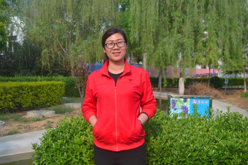 張紅敬（數(shù)學(xué)），大專(zhuān)學(xué)歷，從教十余年，有豐富的教學(xué)經(jīng)驗(yàn)，為人自信樂(lè)觀，勤勉上進(jìn)，工作勤奮，認(rèn)真負(fù)責(zé).jpg