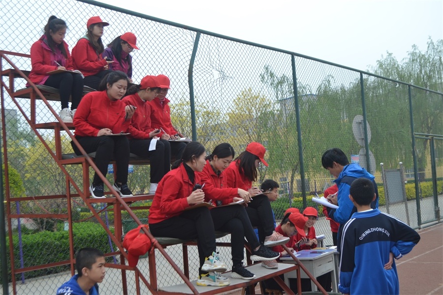 秉持公正公平態度的終點裁判員.JPG