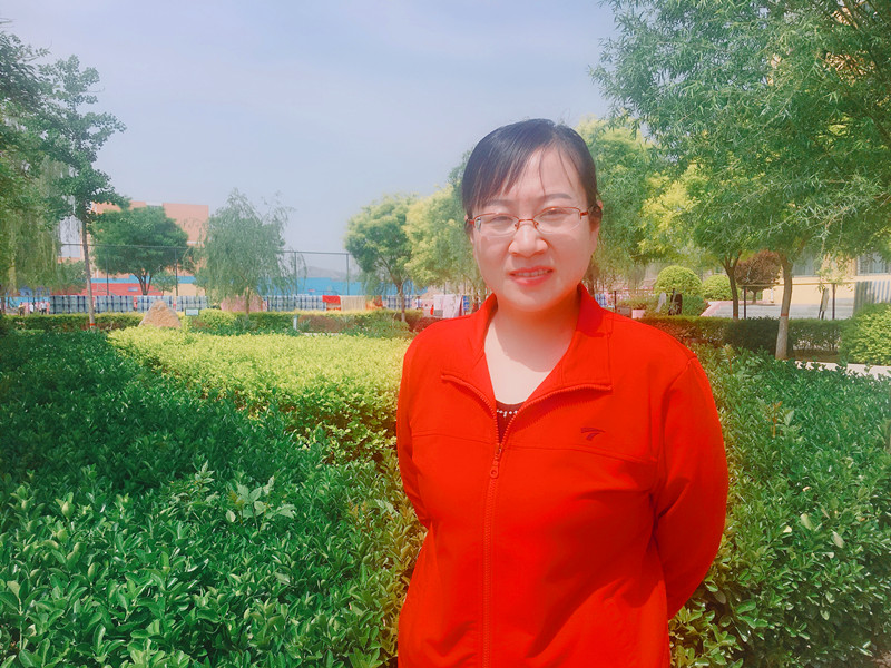 崔鳳仙（語(yǔ)文）    本科學(xué)歷，小學(xué)語(yǔ)文教師，自參加工作以來(lái)，全身心投入教學(xué)，在工作中勤勤懇懇，踏踏實(shí)實(shí)，多次被評(píng)為“優(yōu)秀教師”。.jpg