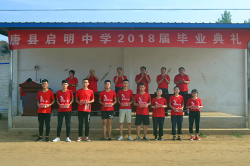 畢業(yè)班學(xué)生領(lǐng)取畢業(yè)證_副本.jpg