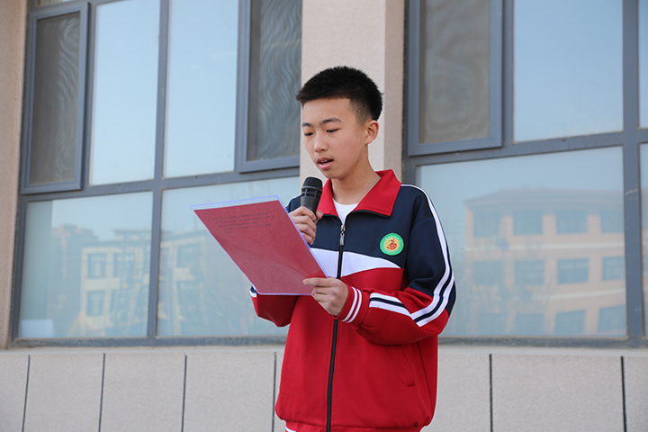 學(xué)生代表石子涵.jpg