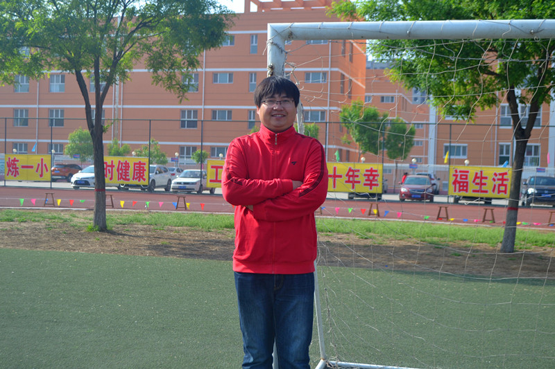 董德（音樂(lè)），大本學(xué)歷，2011年參加工作，對(duì)待工作認(rèn)真負(fù)責(zé)，有事業(yè)心，擅長(zhǎng)音樂(lè)教學(xué)。連續(xù)五年被評(píng)為 “優(yōu)秀教師”，多次在縣級(jí)比賽中獲獎(jiǎng).jpg