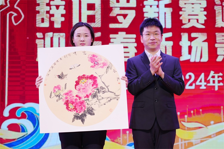 9王洋頒獎品.jpg