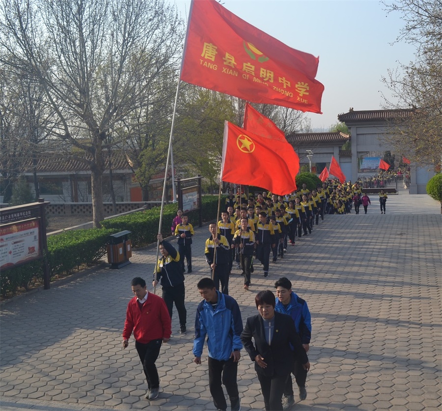 4.師生抵達紀念館.jpg