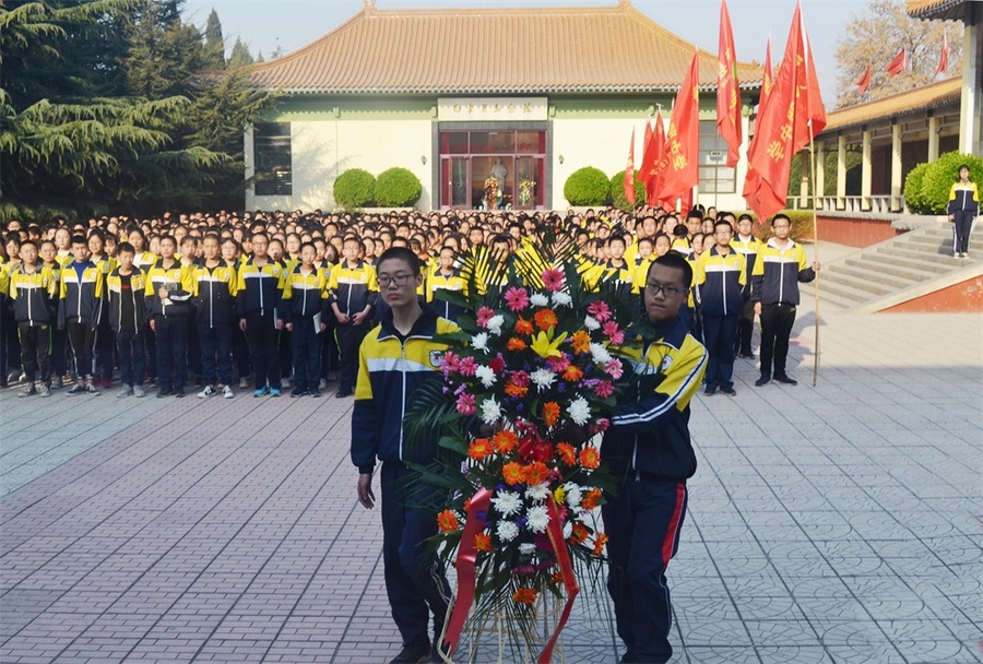 8.學生敬獻花籃.jpg