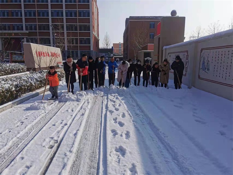 唐縣啟明中學北校區教師志願掃雪活動