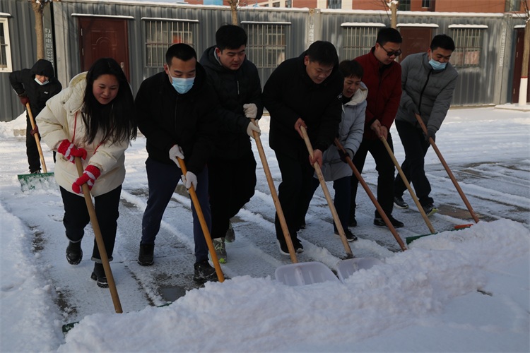 唐縣啟明中學北校區教師志願掃雪活動