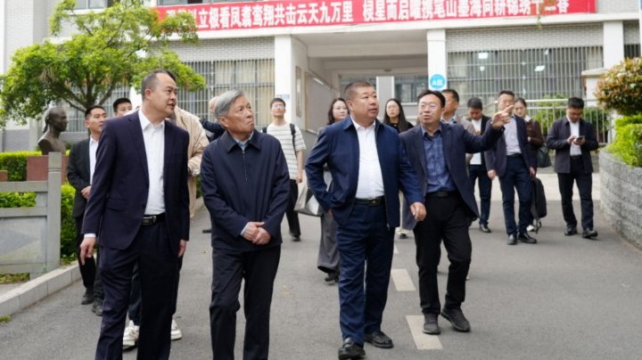 总校长王建刚应邀考察参观贵州兴义一中 - 河北诺亚集团