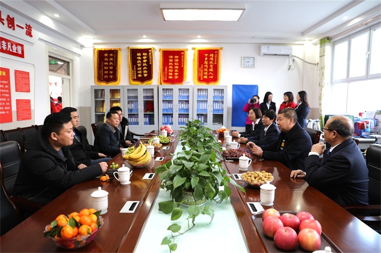 球赛之后,诺亚集团董事长王建刚与紫泉中学董事长李宏远,定兴实验高中