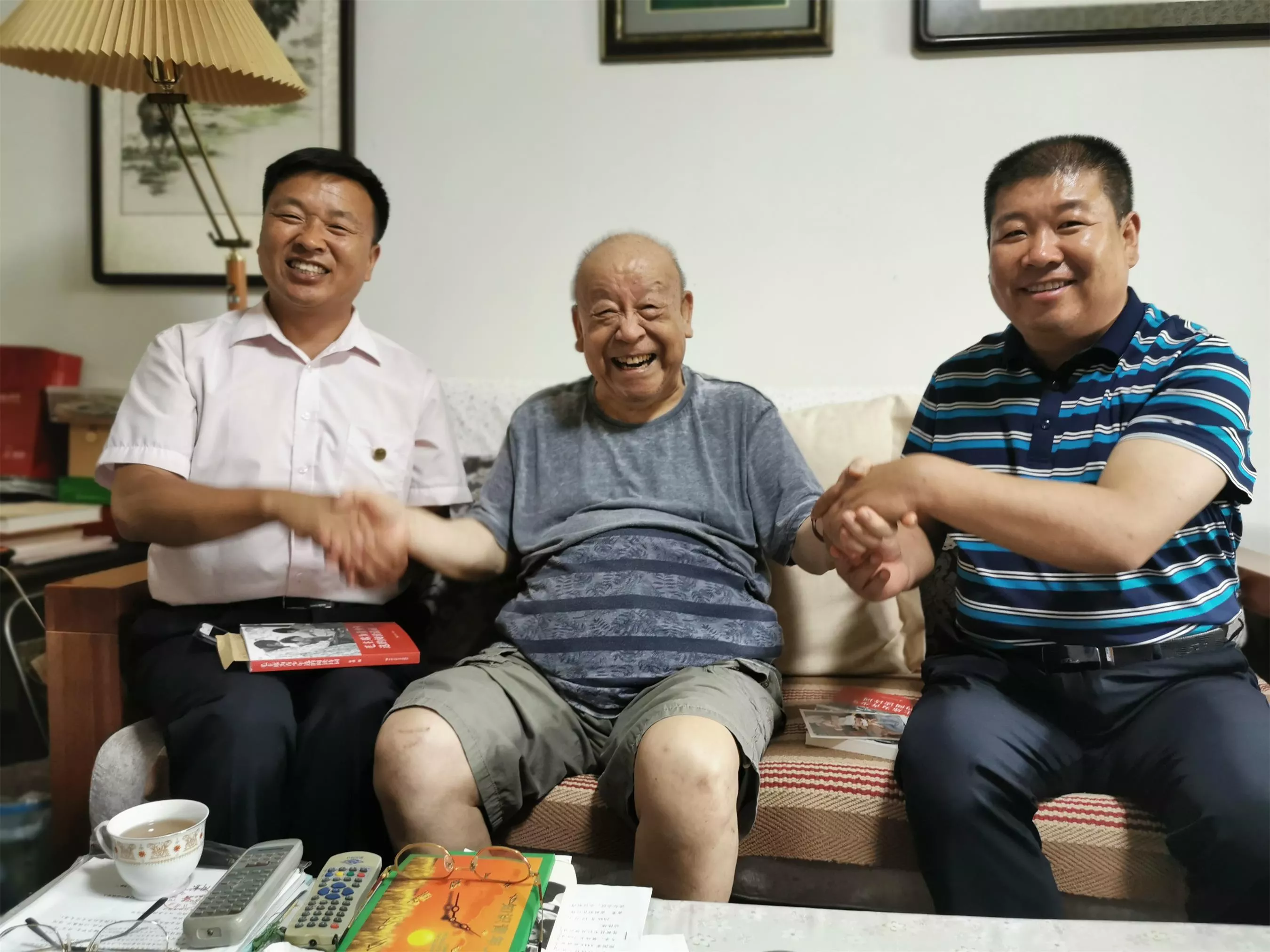 拜望开国将军殷希彭之子、正部级干部殷子烈