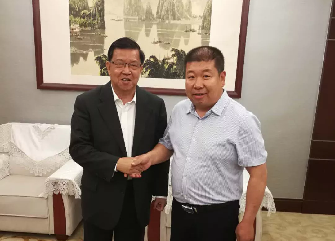 与中国入世首席谈判代表、经济学家、现任全球CEO发展大会联合主席龙永图合影